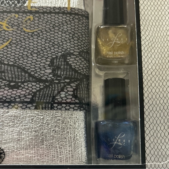 Alluring Beauty Makeup Bundle Set Comes With Bag Eyeshadows Polish Lip Color NIB - Picture 6 of 10